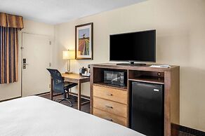 White Pines Inn & Suites