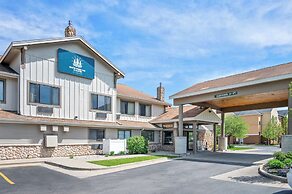 White Pines Inn & Suites