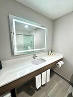 Holiday Inn Express & Suites St Joseph by IHG