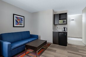 Holiday Inn Express & Suites Vadnais Heights by IHG