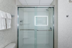 Holiday Inn Express & Suites Vadnais Heights by IHG