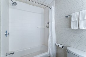 Holiday Inn Express & Suites Vadnais Heights by IHG