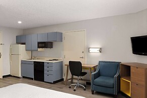 Days Inn & Suites by Wyndham Green Bay WI.