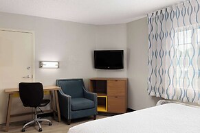 Days Inn & Suites by Wyndham Green Bay WI.