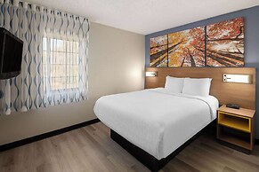 Days Inn & Suites by Wyndham Green Bay WI.