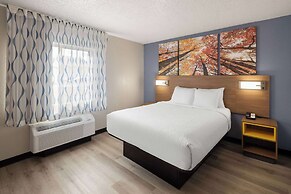 Days Inn & Suites by Wyndham Green Bay WI.