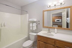 Days Inn & Suites by Wyndham Green Bay WI.