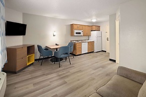 Days Inn & Suites by Wyndham Green Bay WI.