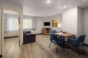 Days Inn & Suites by Wyndham Green Bay WI.