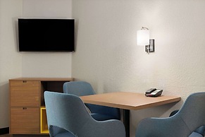 Days Inn & Suites by Wyndham Green Bay WI.