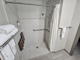 Holiday Inn Express Hotel & Suites Cincinnati-Blue Ash by IHG