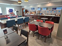 Holiday Inn Express Hotel & Suites Cincinnati-Blue Ash by IHG