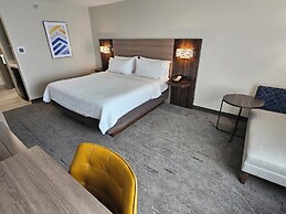 Holiday Inn Express Hotel & Suites Cincinnati-Blue Ash by IHG