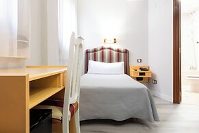 Tibur Hotel