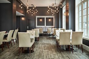 Redmont Hotel Birmingham, Curio Collection by Hilton