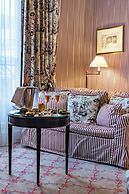 Le Dokhan’s Paris Arc de Triomphe, a Tribute Portfolio Hotel