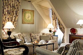 Le Dokhan’s Paris Arc de Triomphe, a Tribute Portfolio Hotel