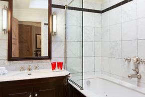 Le Dokhan’s Paris Arc de Triomphe, a Tribute Portfolio Hotel