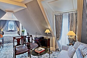 Le Dokhan’s Paris Arc de Triomphe, a Tribute Portfolio Hotel