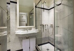 Le Dokhan’s Paris Arc de Triomphe, a Tribute Portfolio Hotel