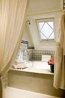 Le Dokhan’s Paris Arc de Triomphe, a Tribute Portfolio Hotel