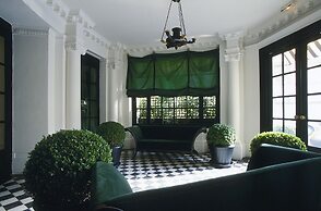 Le Dokhan’s Paris Arc de Triomphe, a Tribute Portfolio Hotel