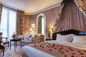 Le Dokhan’s Paris Arc de Triomphe, a Tribute Portfolio Hotel
