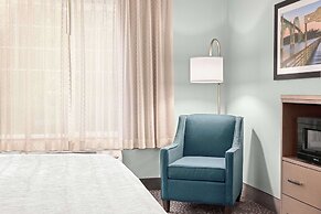 La Quinta Inn & Suites by Wyndham Newport