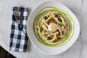 Best Western Plus Baker Street Inn