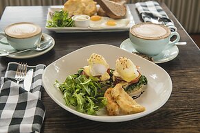 Best Western Plus Baker Street Inn