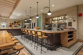 Best Western Plus Baker Street Inn