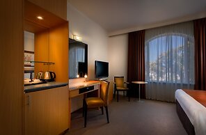 Best Western Plus Travel Inn Hotel