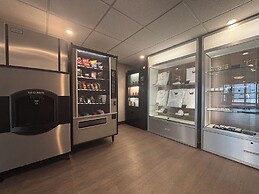 Super 8 by Wyndham Macleod Trail Calgary