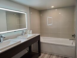 Super 8 by Wyndham Macleod Trail Calgary