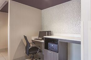 La Quinta Inn & Suites by Wyndham Jackson Airport