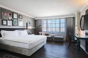The Lindy Renaissance Charleston Hotel