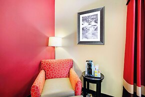 La Quinta Inn & Suites by Wyndham Elkview - Charleston NE