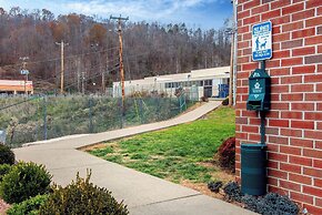 La Quinta Inn & Suites by Wyndham Elkview - Charleston NE