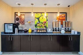 La Quinta Inn & Suites by Wyndham Elkview - Charleston NE