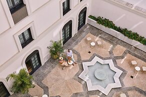 Becquer Hotel, Historic City Center