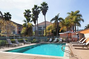 Courtyard by Marriott Oakland Airport