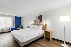 Spark by Hilton Oak Forest