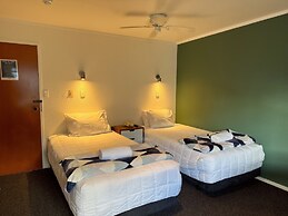 Oakwood Manor Motor Lodge