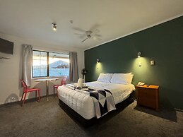 Oakwood Manor Motor Lodge