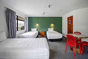 Oakwood Manor Motor Lodge