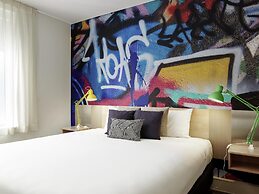 ibis Melbourne Hotel and Apartments