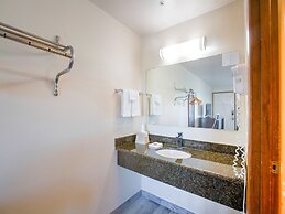 OYO Woodland Hotel and Suites