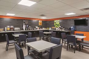 La Quinta Inn & Suites by Wyndham Knoxville East