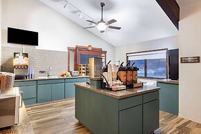 AmericInn by Wyndham Duluth South Black Woods Event Center