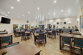 La Fuente Inn & Suites